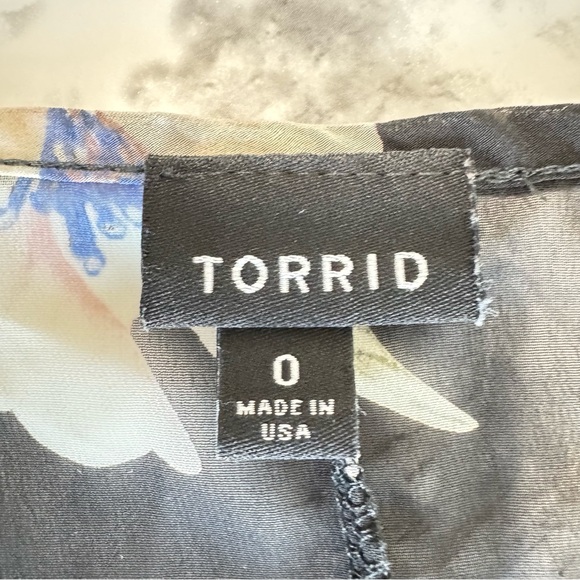 Torrid Sheer Bat Wing Style Blouse Floral Black/White Sz 0 - Picture 7 of 8